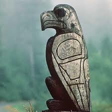 CORVO scolpito nel legno Haida. 